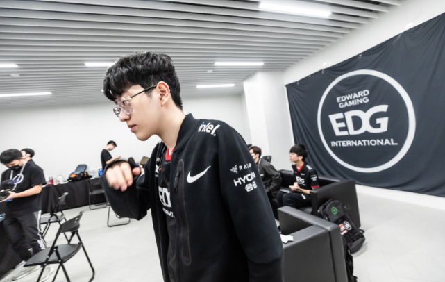 仅展示了她 仅展示了她